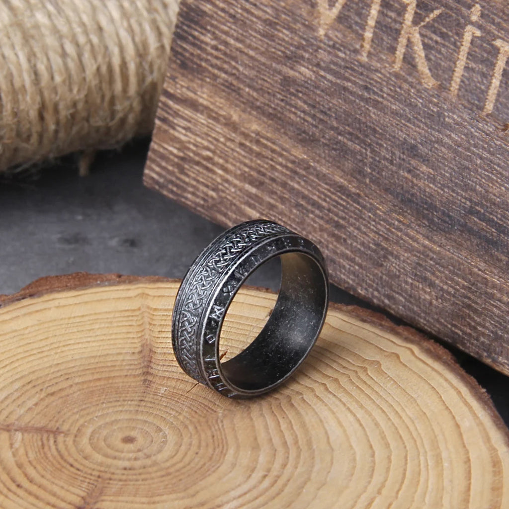 Vintage vikingaring dekorerad med flätmönster och runor från den äldre futharken