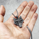 Amulett i stål som visar ett vilt hunddjur