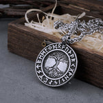 Cirkelformad amulett i rostfritt stål smyckad med vikingasymboler kopplade till Oden