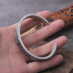 Öppet bangle-armband i solid metall