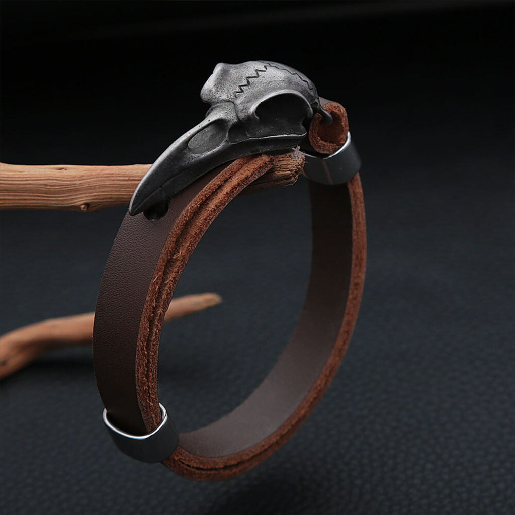 Brunt läderarmband med silverfärgad korpskalle som fungerar som armbandets lås