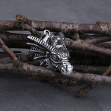 Smycke föreställande ett tredimensionellt drakhuvud i stål
