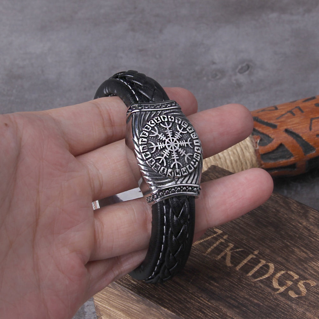 Flätat svart armband med isländsk rungalder graverad på metallsmycke