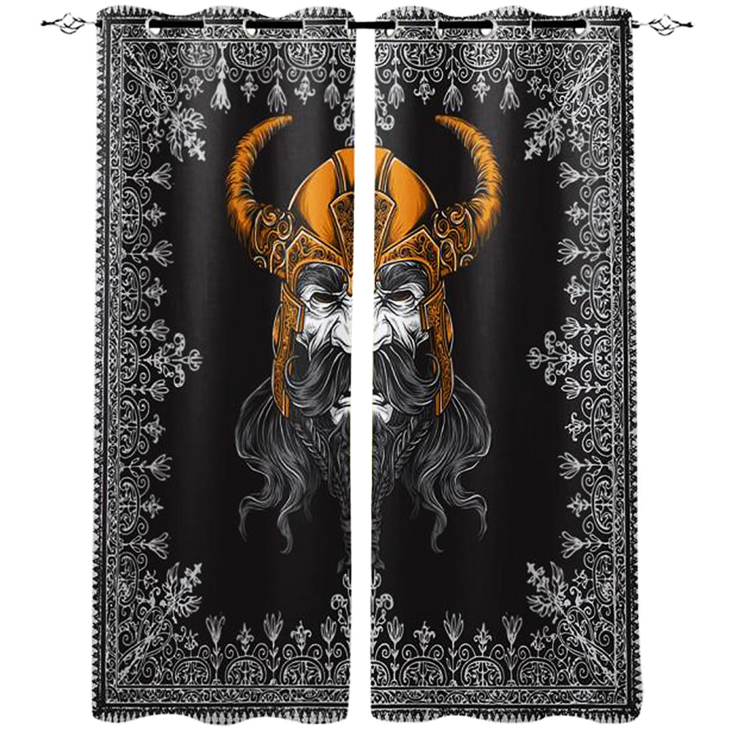 Svarta gardiner med motiv föreställande en vikingakrigare med behornad hjälm