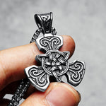 Stålfärgat halsband med hängsmycke som graverats med den keltiska symbolen triquetra