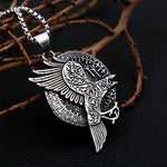 Halsband som visar kråkfågel med gravyr i form av Algiz-runor