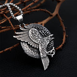 Halsband som visar kråkfågel med gravyr i form av Algiz-runor