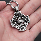 Keltiskt halsband med halsbandssmycke som föreställer Odins kors