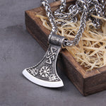 Yxformad amulett med gravyr i form av vikingatida symboler