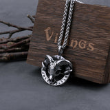 Vikingatida stålhalsband som representerar geten Heidrun i nordisk mytologi