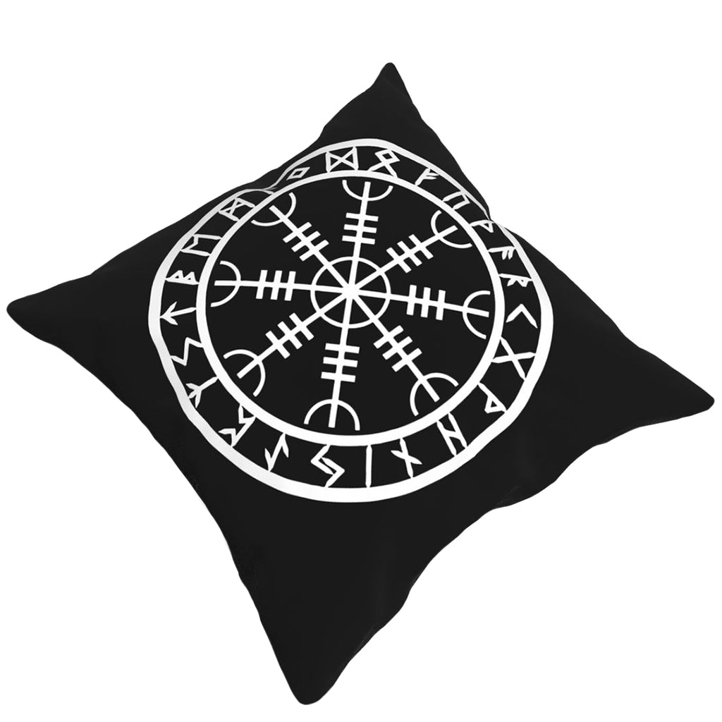 Mörk prydnadskudde med vitt motiv av rungalder med runskrift i en cirkel