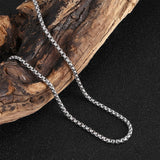 Silverfärgad Mjölner-hammare smyckad med johanniterkors