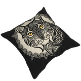 Mörkt kuddöverdrag i polyester med fornnordiskt kattmotiv