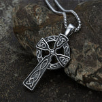 Keltiskt halsband med silverfärgat hängsmycke föreställande kelterkors