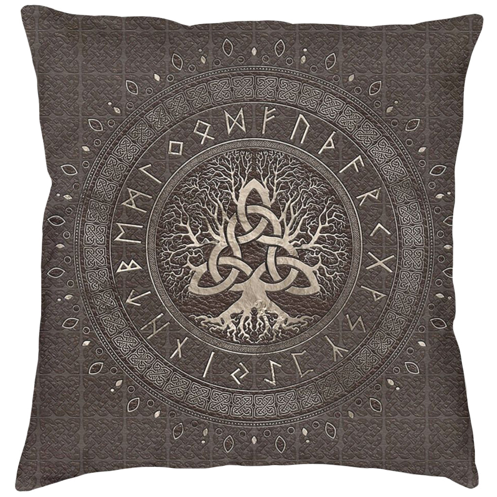 Brun kudde med keltiskt textiltryck föreställande trädet Yggdrasil med en ring av runor runtom