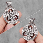 Keltisk amulett i stål med triangelformad knut