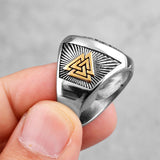 Vikingatida signetring med Odens symbol i en strålande guldfärg