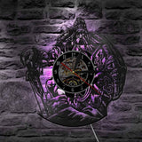 Gammeldags klocka med utskuret motiv av Oden från nordisk mytologi