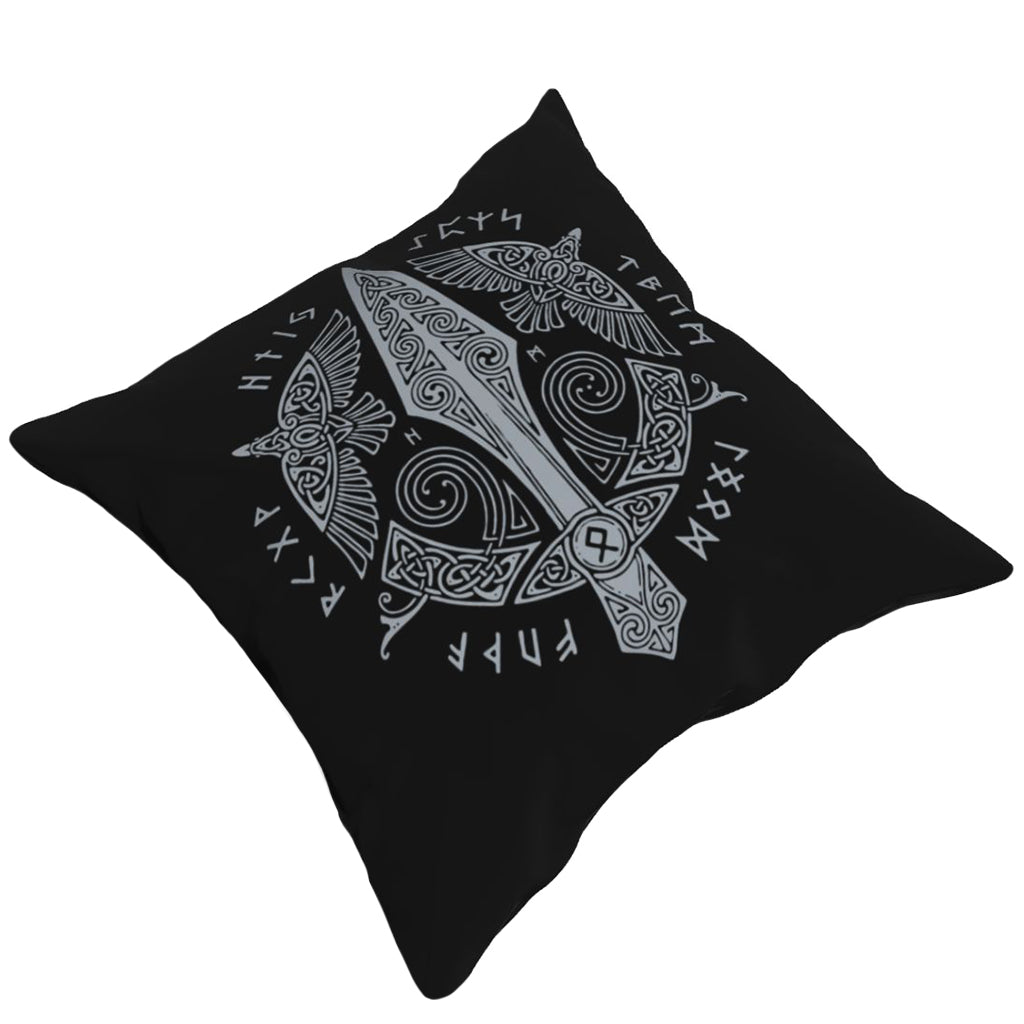  Mörkt kuddöverdrag med gråfärgat motiv föreställande Odens spjut och två kråkfåglar