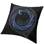 Svartfärgat kuddöverdrag med motiv av månen och keltiska knutar