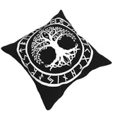 Mörkt kuddöverdrag med vitfärgat trädmotiv och vikingatida skrivtecken