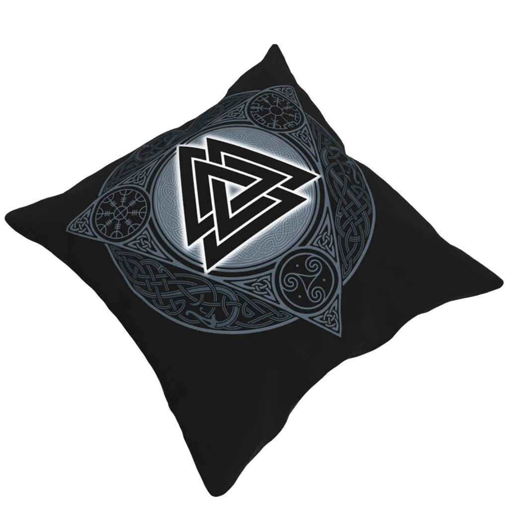 Svartfärgat kuddfodral med motiv av vikingasymbol bestående av tre sammankopplade trianglar