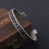 Vikingatida manschett-armband med gravyr av skrivtecken från den äldre runraden