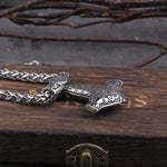 Mjölner-amulett graverad med rungaldern vegvisir och Tors getter