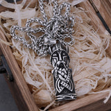 Silverfärgat halsbandssmycke som representerar Oden