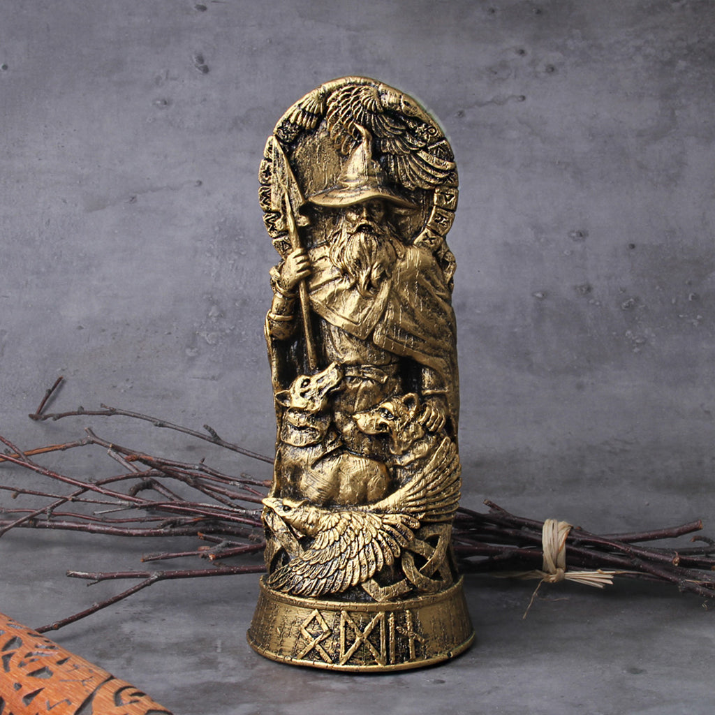 Mässingsfärgad skulptur avbildande den nordiske guden Oden