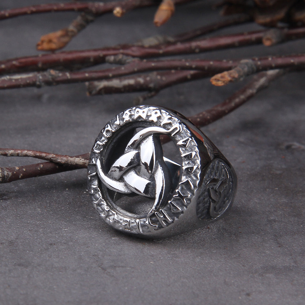 Vikingatida ring i stål med tre-symmetrisk symbol för styrka och potens