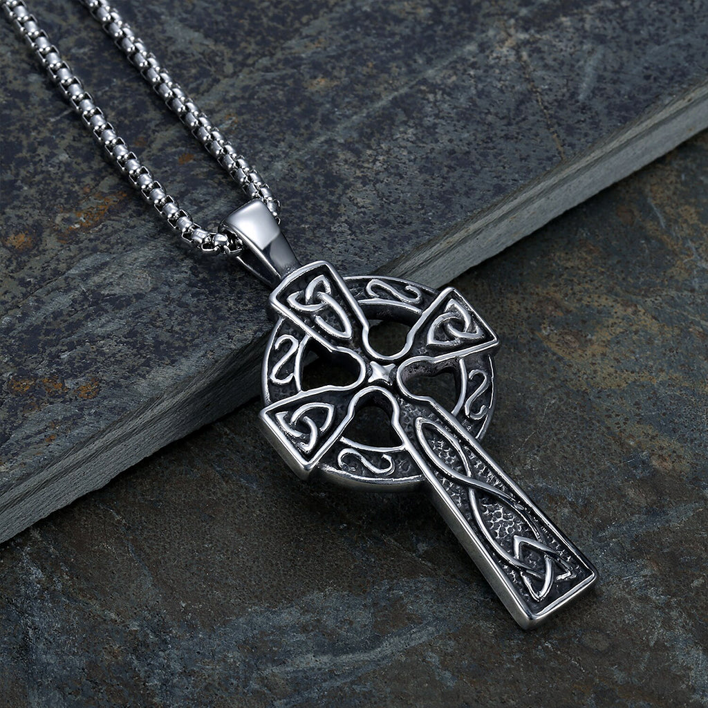 Stålfärgat halsband med hänge avbildande Odins kors (viking kors)