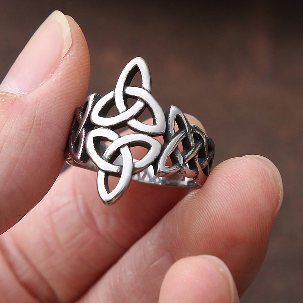 Keltisk ring med triquetra-symboler på framstycket