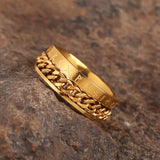Guldfärgad ring med runtecken och vridbar kedja