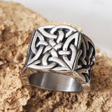 Keltisk ring i rostfritt stål med ändlösa knutar runtom