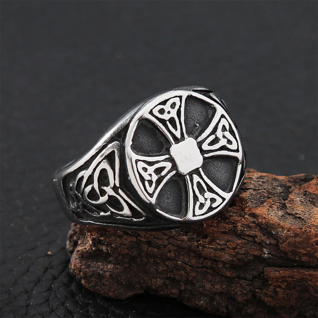 Keltiskt fingersmycke med kors med en cirkel som omsluter korsets skärningspunkt