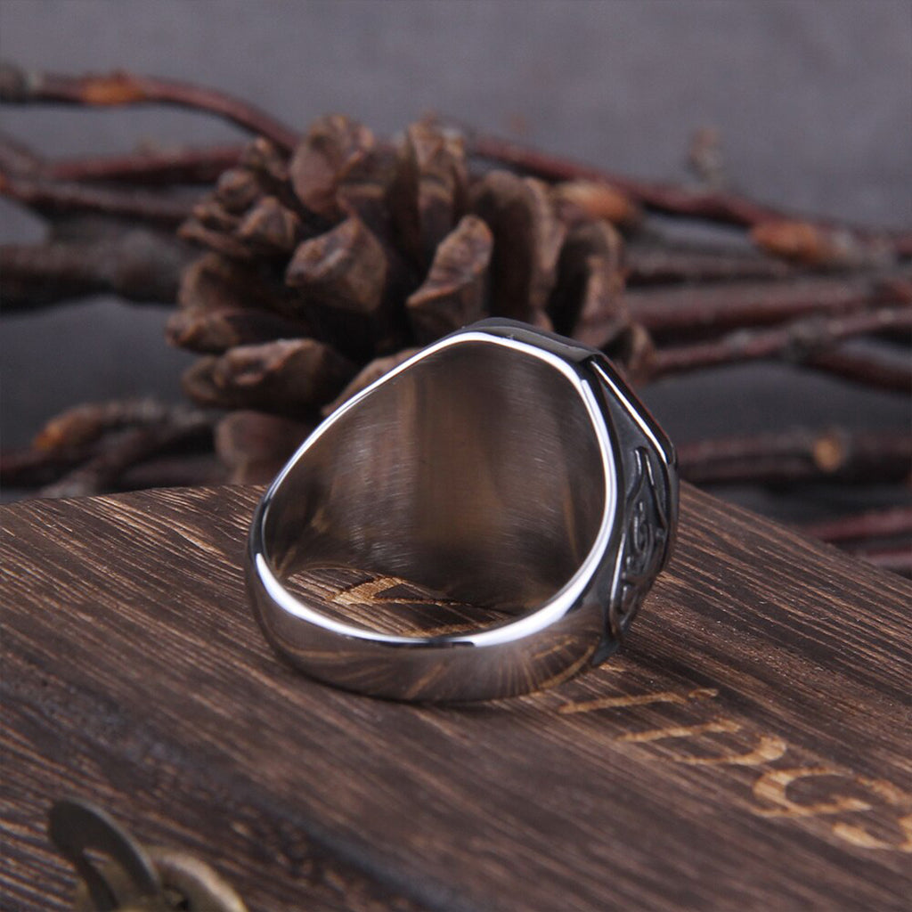 Silverfärgad viking ring i kirurgiskt stål med yxor