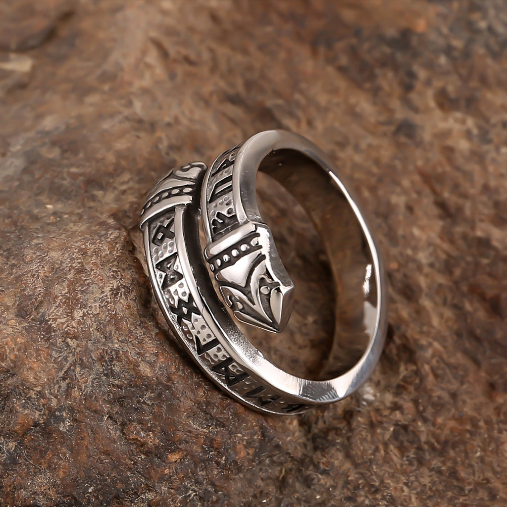 Blankpolerad ring formad som Jörmungandr från den nordiska mytologin
