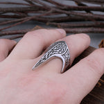 Fornnordisk ring tillägnad Odens korpar Hugin och Munin