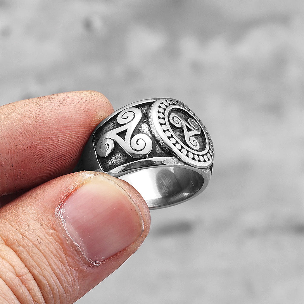 Silverfärgad ring i rostfritt stål med spiralsymbol framtill