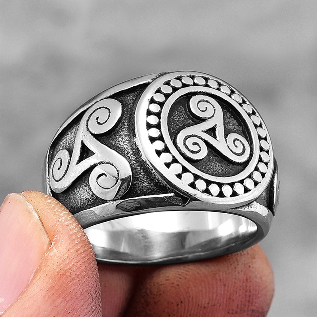 Vikingatida ring med symbol bestående av tre sammankopplade spiraler på klacken