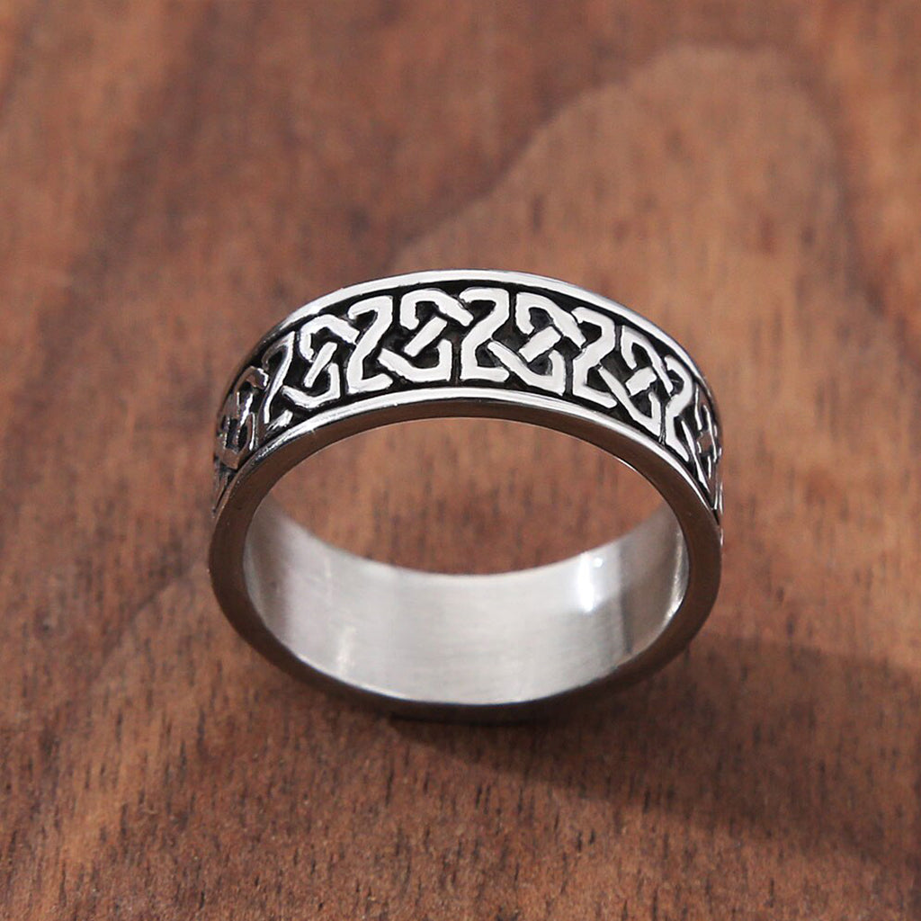 Stålfärgad ring med vikingatida design