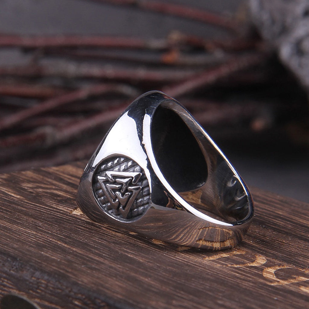 Vikingatida ring i stål med triquetra framtill