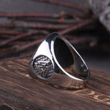 Vikingatida ring i stål med triquetra framtill