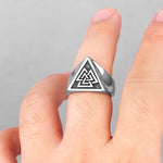 Silverfärgad vikinga ring med symbol uppbyggd av tre trianglar