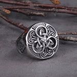 Keltisk ring med valknut och symbol bildad av tre sammanflätade bågar