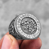 Vikingatida ring i stål med Fenrisulven på klacken