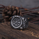 Stålring med den fornnordiska symbolen vegvisir framtill