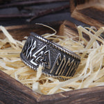 Fornnordisk ring med runskrift och triangelformad symbol