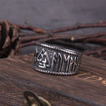Bred ring i rostfritt stål med Odens symbol och runor runtom
